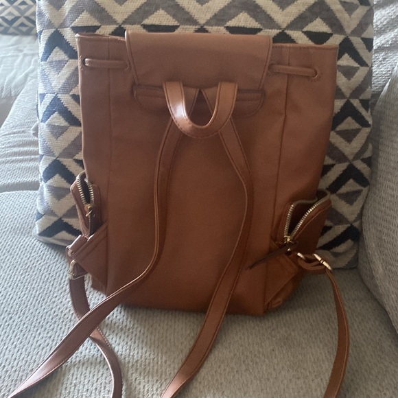 selling a backpack brown medium size with multiple pockets - Picture 2 of 3